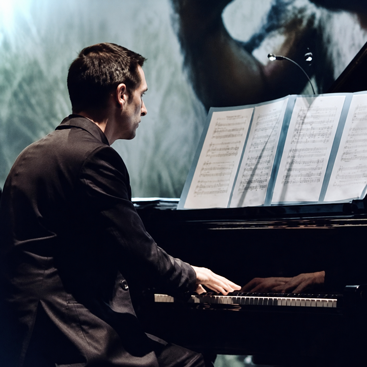 Valentin Carayol jouant du piano en concert